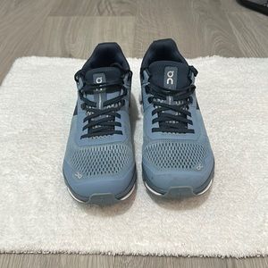 On cloud flow women’s size 9.5. Only worn a handful of times. Navy light blue